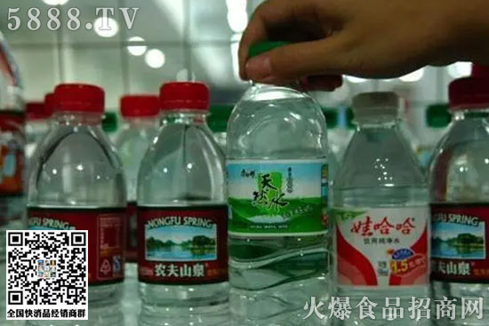 在中國(guó)飲料市場(chǎng)上,娃哈哈和農(nóng)夫山泉是絕對(duì)的王者。 在中國(guó)飲料市場(chǎng)上,娃哈哈和農(nóng)夫山泉是絕對(duì)的王者。